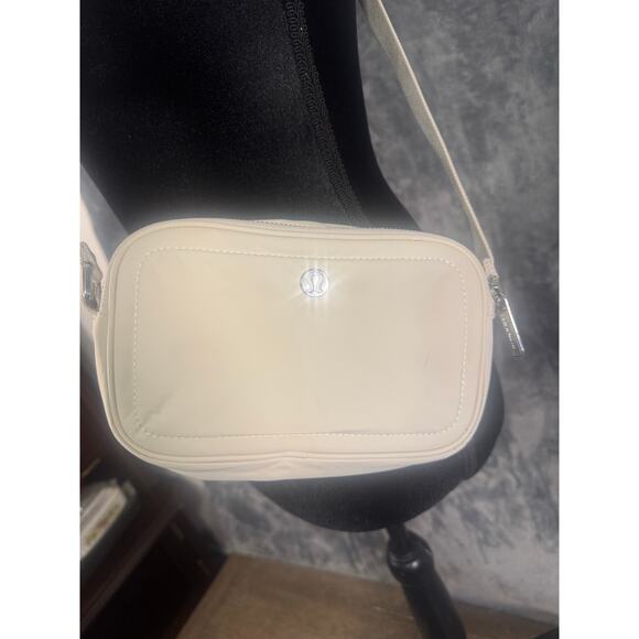 Lululemon Crossbody Camera Bag 2L Ivory - Picture 5 of 9